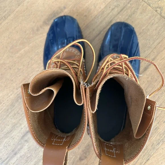 L.L. Bean Women’s  8" Tumbled Leather Bean Boots Tan/Navy, Size 9, Medium B - Picture 4 of 5